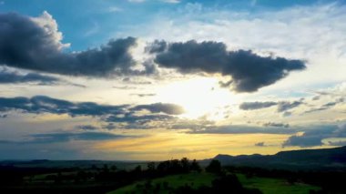 Kırsal kesim bulutları zaman ayarlı. Tropik bir manzara. Mavi gökyüzünde hareket var. Renkli ufuk çizgisi.