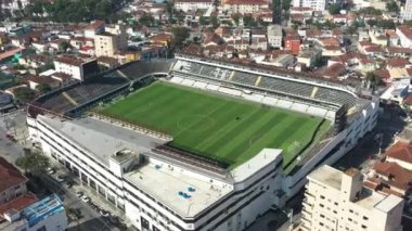 Sao Paulo Brezilya 'nın Coastal City şehrindeki ünlü Urbano Caldeira Stadyumu' nun geniş bir yelpazesi var. Spor merkezi stadyum sahası. Futbol sahası hava manzarası.