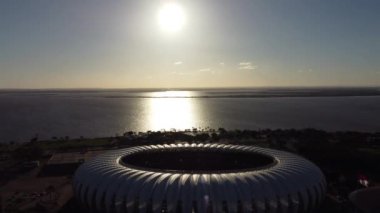 Porto Alegre Brezilya şehir merkezindeki spor merkezi stadyumunda gün batımı. Rio Grande do Sul Eyaleti. Şehrin turizm simgesi olan şehir manzarası. Tarihi merkez.