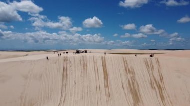 Jericoacoara Ceara Brezilya 'nın panorama hava manzarası. Ünlü seyahat noktasında manzaralı kumullar. Mavi gökyüzü ve çöl kumulları.