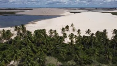 Jericoacoara Ceara Brezilya 'nın panorama hava manzarası. Ünlü seyahat noktasında manzaralı kumullar. Mavi gökyüzü ve çöl kumulları.