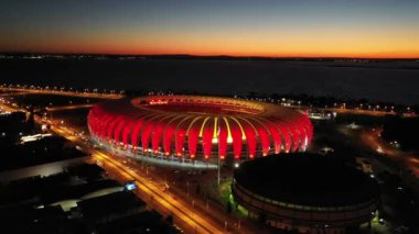 Porto Alegre Brezilya şehir merkezindeki spor merkezi stadyumunda gün batımı. Rio Grande do Sul Eyaleti. Şehrin turizm simgesi olan şehir manzarası. Tarihi merkez.