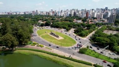 Sao Paulo Brezilya 'daki Ibirapuera parkı yakınlarındaki Bayraklar anıtı. Ibirapuera parkının çarpıcı manzarası. Şehir merkezindeki Ibirapuera mahallesinin tropik manzarası..