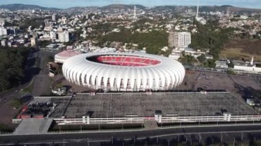 Porto Alegre Brezilya şehir merkezindeki spor merkezi stadyumunda gün batımı. Rio Grande do Sul Eyaleti. Şehrin turizm simgesi olan şehir manzarası. Tarihi merkez.