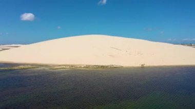 Jericoacoara Ceara Brezilya. Brezilya 'nın Ceara eyaletindeki tatil gezileri için tropikal plaj manzarası. Seyahat varış noktası.