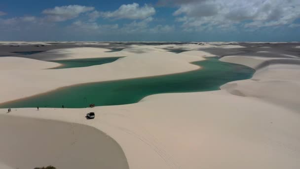 Panning Ampla Vista Dos Lagos Águas Pluviais Dunas Areia Lençois — Vídeo de Stock