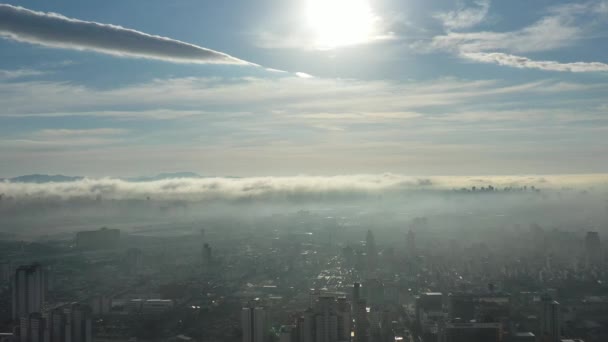 霧の朝だ 雲の上に太陽の光線 日光の天気 日の出の雲の空 霧の朝の風景の広い空中ビューのパン — ストック動画