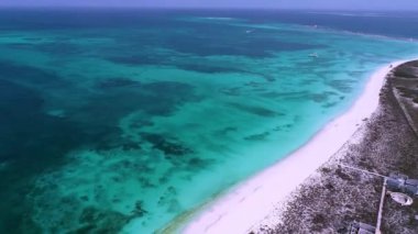 Turkuaz suyla geniş bir tropikal ada manzarası. Karayip Denizi. Seyahat güzergahı. Los Roques Venezuela. Romantik manzara.