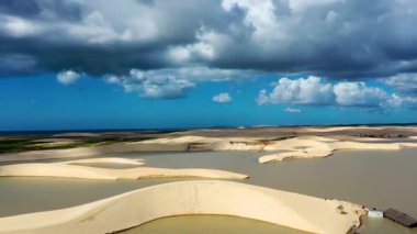Jericoacoara Ceara Brezilya 'nın panorama hava manzarası. Ünlü seyahat noktasında manzaralı kumullar. Mavi gökyüzü ve çöl kumulları.