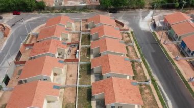İnşaattaki sosyal konutların havadan görünüşü. Popüler konutların panoramik manzarası. Banliyöde popüler evler. Toplu konut inşaatı. Apartman banliyösünün popüler semt evleri.