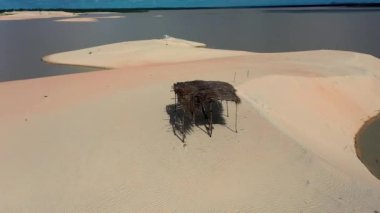 Jericoacoara Ceara Brezilya 'nın panorama hava manzarası. Ünlü seyahat noktasında manzaralı kumullar. Mavi gökyüzü ve çöl kumulları.