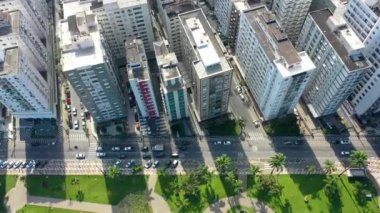 Kıyı şehri Santos Sao Paulo Brezilya 'nın her yerine yayılmış durumda. Popüler sahil manzarası. Sao Paulo 'nun güney sahili tropik seyahat için. Kıyı manzarası.