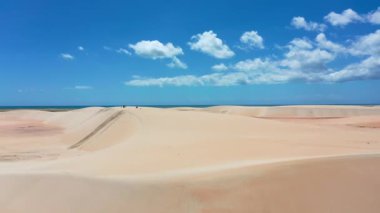 Jericoacoara Ceara Brezilya 'nın panorama hava manzarası. Ünlü seyahat noktasında manzaralı kumullar. Mavi gökyüzü ve çöl kumulları.