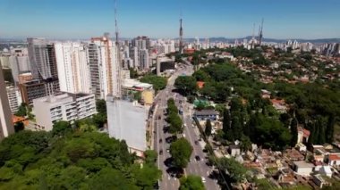 Sao Paulo Brezilya şehir merkezindeki renkli Sumare viyadük. Şehrin turizm tarihi caddesinin çarpıcı manzarası. Kentsel antenler.