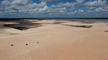 Jericoacoara Ceara Brezilya 'nın panorama hava manzarası. Ünlü seyahat noktasında manzaralı kumullar. Mavi gökyüzü ve çöl kumulları.