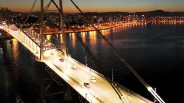 Florianopolis şehir merkezi Santa Catarina Brezilya 'nın gece manzarası. Tropikal ada. Uluslararası tropik seyahat merkezleri.
