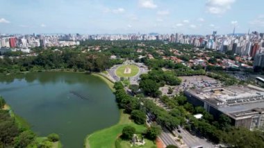 Sao Paulo Brezilya 'daki Ibirapuera parkında. Ibirapuera parkının çarpıcı manzarası. Şehir merkezindeki Ibirapuera mahallesinin tropik manzarası..