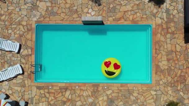 Εναέρια Άποψη Του Χαμόγελου Emoji Επιπλέουν Στην Πισίνα Επιπλέουν Χαμόγελο — Αρχείο Βίντεο