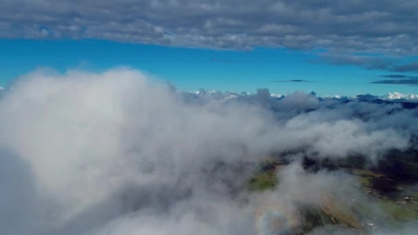 霧の朝だ 雲の上に太陽の光線 日光の天気 日の出の雲の空 霧の朝の風景の広い空中ビューのパン — ストック動画