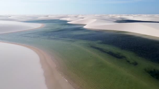 Panning Breed Uitzicht Braziliaanse Oriëntatiepunt Regenwatermeren Zandduinen Lencois Maranhenses Maranhao — Stockvideo