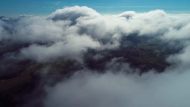 从空中俯瞰闹市区的大雾晨景 多雾的早晨 云彩之上的太阳光 阳光下的天气城市的日出 — 图库视频影像