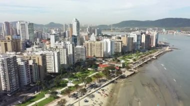 Kıyı şehri Santos Sao Paulo Brezilya 'nın her yerine yayılmış durumda. Popüler sahil manzarası. Sao Paulo 'nun güney sahili tropik seyahat için. Kıyı manzarası.
