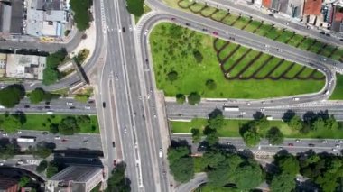 Sao Paulo şehir merkezindeki East Radial karayolu ile 23 Mayıs bulvarı arasında geniş çaplı bir kavşak var. Şehrin doğu ve batı bölgeleri. Ulaşım manzarası.