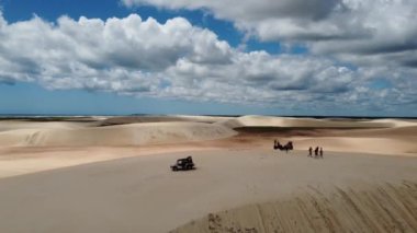 Jericoacoara Ceara Brezilya 'nın panorama hava manzarası. Ünlü seyahat noktasında manzaralı kumullar. Mavi gökyüzü ve çöl kumulları.