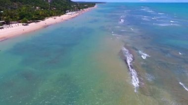 Bahia Brezilya 'da tropik plaj yaz manzarası. Brezilya 'nın kuzeydoğusundaki Trancoso Sahili ve Caraiva Sahili yakınlarındaki Arraial Dajuda Plajı..