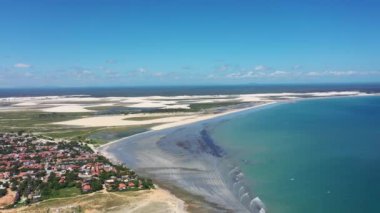 Jericoacoara Ceara Brezilya. Brezilya 'nın Ceara eyaletindeki tatil gezileri için tropikal plaj manzarası. Seyahat varış noktası.