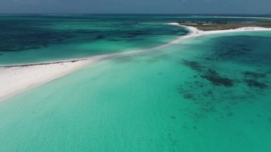 Karayip manzarası. Turkuaz suyla çarpıcı adanın geniş bir manzarası var. Karayip Denizi. Seyahat güzergahı. Los Roques Caracas Venezuela.