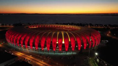 Porto Alegre Brezilya şehir merkezindeki spor merkezi stadyumunda gün batımı. Rio Grande do Sul Eyaleti. Şehrin turizm simgesi olan şehir manzarası. Tarihi merkez.