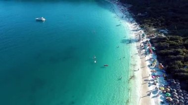 Rio de Janeiro Brezilya 'nın Sahil Bölgesi' nin çarpıcı Karayip suları. Brezilya Karayipleri. Tropik seyahat yerleri. Yaz manzarası.