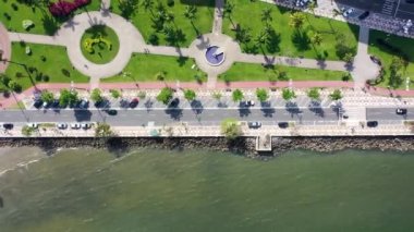 Kıyı şehri Santos Sao Paulo Brezilya 'nın her yerine yayılmış durumda. Popüler sahil manzarası. Sao Paulo 'nun güney sahili tropik seyahat için. Kıyı manzarası.