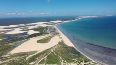 Jericoacoara Ceara Brezilya. Brezilya 'nın Ceara eyaletindeki tatil gezileri için tropikal plaj manzarası. Seyahat varış noktası.