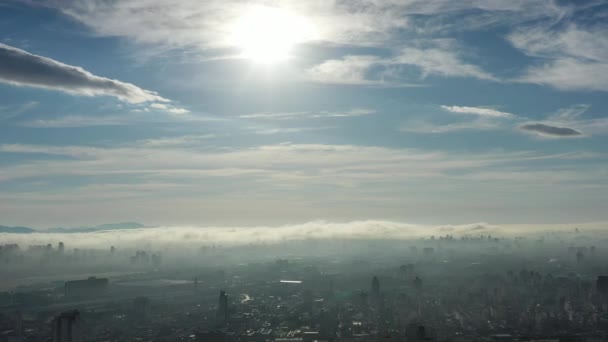 Panning Ampla Vista Aérea Paisagem Manhã Nevoeiro Centro Cidade Manhã — Vídeo de Stock