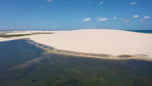 Jericoacara Cear Brazilのパノラマ航空ビュー 有名な旅行先での風光明媚な夏の砂丘ビーチ 青空と砂漠の砂丘 — ストック動画
