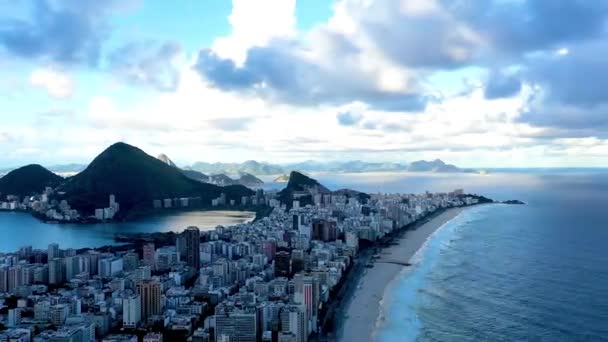 市中心的空中穿越城市 4K分辨率的城市和交通景观时差 城市景观时间过去了 Copacabana海滩巴西里约热内卢 — 图库视频影像