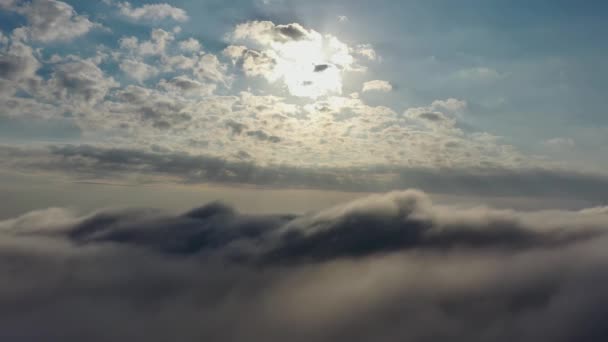 Mistige Morgen Stralen Van Zon Boven Wolken Zonlicht Weer Zonsopgang — Stockvideo