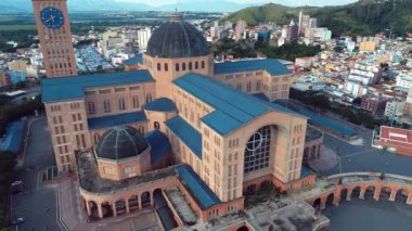Brezilya 'daki dini kilise tapınağının havadan görünüşü. Brezilya 'nın patroniçesi. Sao Paulo eyaletindeki ünlü Katolik kilise tapınağı. Katolik din rahibi.