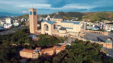 Brezilya 'daki dini kilise tapınağının havadan görünüşü. Brezilya 'nın patroniçesi. Sao Paulo eyaletindeki ünlü Katolik kilise tapınağı. Katolik din rahibi.