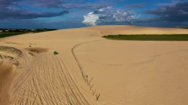 Jericoacoara Ceara Brezilya 'nın panorama hava manzarası. Ünlü seyahat noktasında manzaralı kumullar. Mavi gökyüzü ve çöl kumulları.