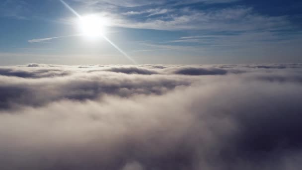 Foggy Morgon Solstrålar Ovanför Molnen Solljus Väder Soluppgång Molnlandskap Himmel — Stockvideo