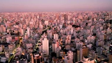 Sao Paulo Brezilya şehir merkezinde gün batımı. Şehir merkezinde, gün batımı manzarasında. Kent simgelerinin Metropolis manzarası.