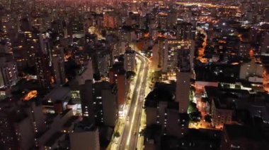 Sao Paulo Brezilya şehir merkezindeki gece manzarası. Geceleri Sao Paulo Brezilya şehri manzarası. Şehir merkezindeki şehir merkezinin gece manzarası. Şehrin tarihi merkezinde inşa ve bulvar.