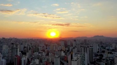 Sao Paulo Brezilya şehir merkezinde gün batımı. Şehir merkezinde, gün batımı manzarasında. Kent simgelerinin Metropolis manzarası.