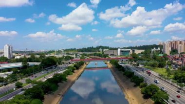 Sao Paulo Brezilya şehir merkezi. Tiete otoyolunun ünlü şehir manzarası. Atılgan şehir merkezindeki ofisleri inşa ediyor. İş seyahati. Finansal merkez.