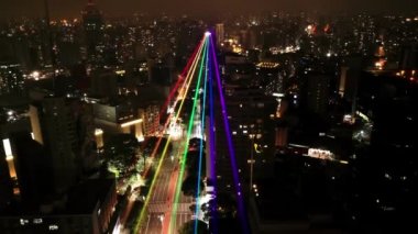 Sao Paulo Brezilya şehir merkezindeki gece manzarası. Geceleri Sao Paulo Brezilya şehri manzarası. Şehir merkezindeki şehir merkezinin gece manzarası. Şehrin tarihi merkezinde inşa ve bulvar.