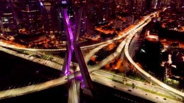 Sao Paulo Brezilya şehir merkezindeki gece manzarası. Geceleri Sao Paulo Brezilya şehri manzarası. Şehir merkezindeki şehir merkezinin gece manzarası. Şehrin tarihi merkezinde inşa ve bulvar.