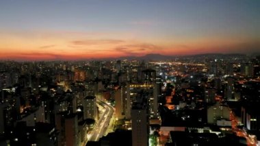 Sao Paulo Brezilya şehir merkezinde gün batımı. Şehir merkezinde, gün batımı manzarasında. Kent simgelerinin Metropolis manzarası.